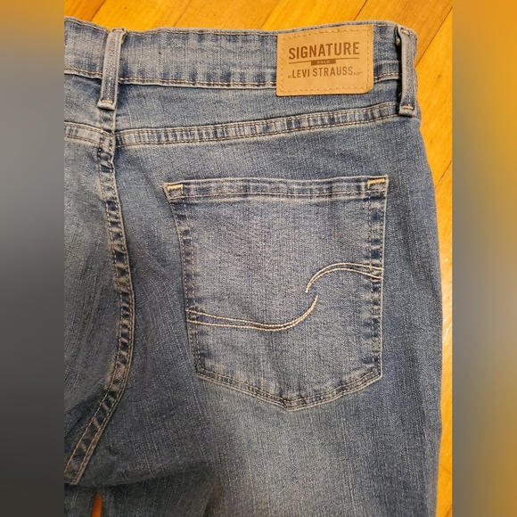NWOT Signature by Levi Strauss Jean, straight, women size W30 L34. Faded blue. - Picture 7 of 10